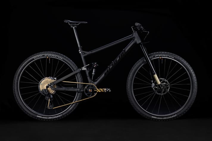 9.95 kilos for an aluminium trail bike is a real statement. Unfortunately, so is the price of 11,799 euros.