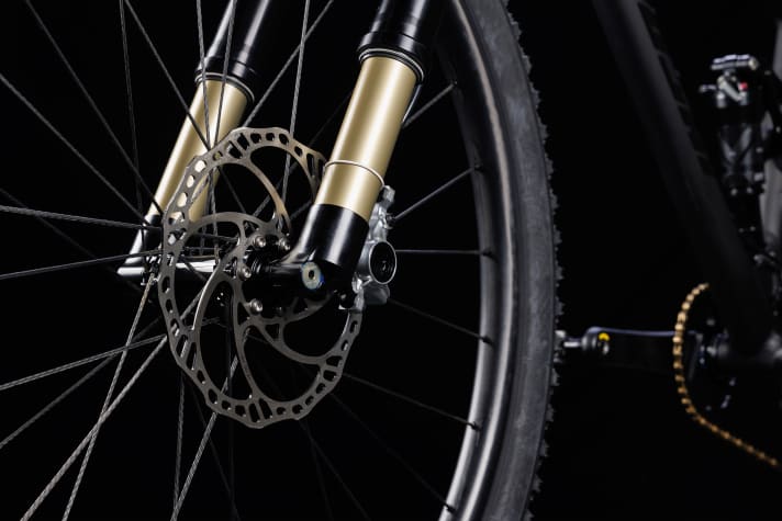 The 120 millimetre front suspension travel is provided by the lightweight Intend Samurai XC upside-down fork.