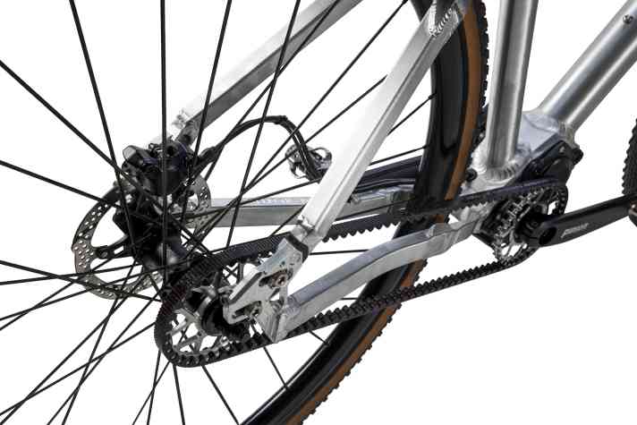 Eine Öffnung in der Sitzstrebe erlaubt die Integration des Gates-Riemen in den Alu-Rahmen des Neuen Gravelbikes von Nicolai.