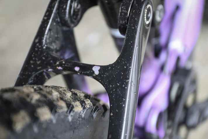 Kleines Detail, trotzdem schade: Schon nach den ersten Trail-Kilometern zeigten sich unschöne Lackabplatzer am Rahmen.