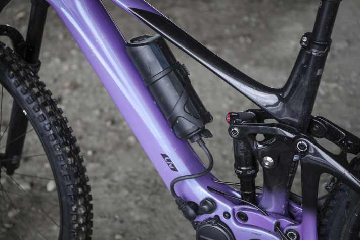 Iron reserve: The range extender is only used on long trail tours with high altitude metres. When the 400 Wh in the main battery is used up, it supplies a further 200 Wh. It sits in the bottle cage and is connected by cable. However, an extra 600 euros is disproportionately expensive for this small energy source.