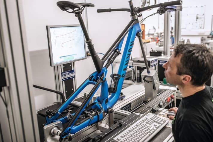 In addition to the extensive practical test, all test bikes also undergo our standardised test in the laboratory.