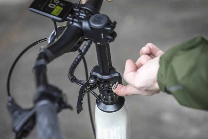 The handlebar height can be easily adjusted using the Speedlifter stem or the handlebars can be twisted in for storage.