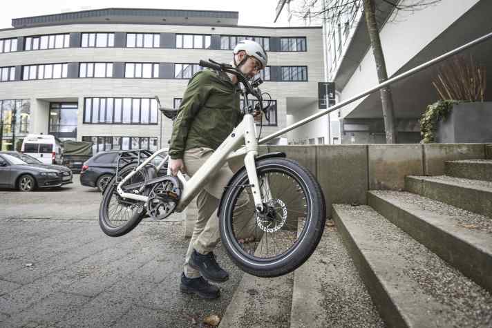 Gripped by the handle: With 22 kilos and a comfortable load distribution, the Tenways is easy to carry, even up a few steps.