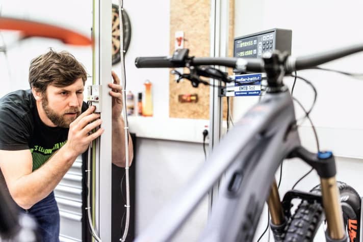 The EMTB test procedure begins with the measurement of the bikes on the geometry test stand of the Zedler test institute.