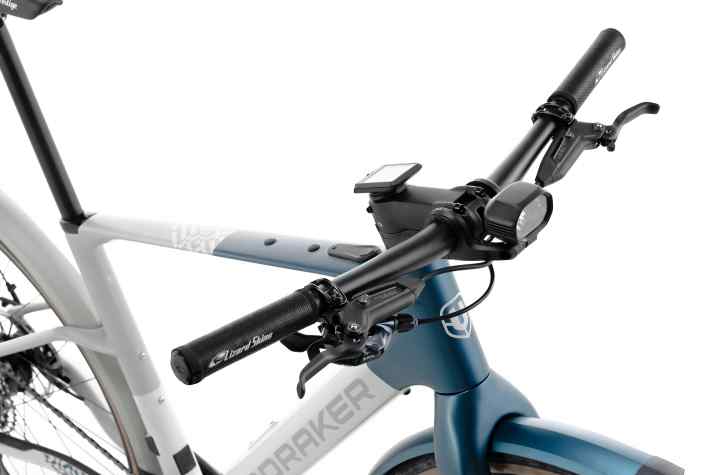 Everything you need for the city: lights, mudguards and the display sits stylishly on the stem.