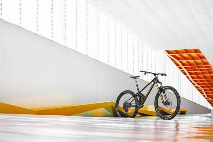The current Mondraker Foxy Carbon incorporates 20 years of MTB development. The Forward geometry was ahead of its time.