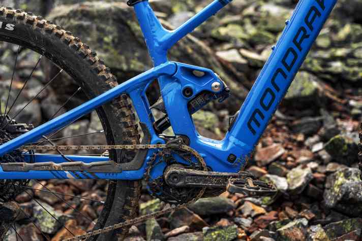 Das Federungsdesign am Heck übernimmt das Sly von seinem Carbon-Bruder Neat, der allerdings mit TQ-Motor kommt.