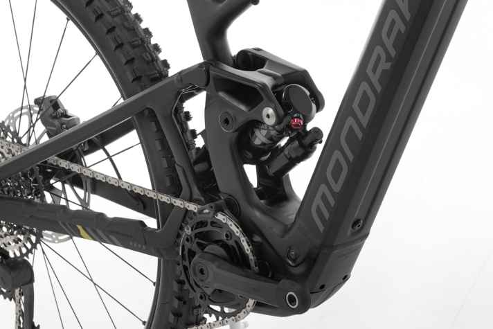 Die 150 mm Hub im Heck des Mondraker Sly RR verwaltet ein Fox Float X Performance.