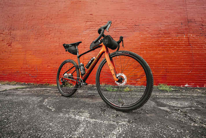 Envie de faire du bikepacking ? Pas de problème avec le Mondraker Arid grâce à ses nombreuses fixations pour bagages !
