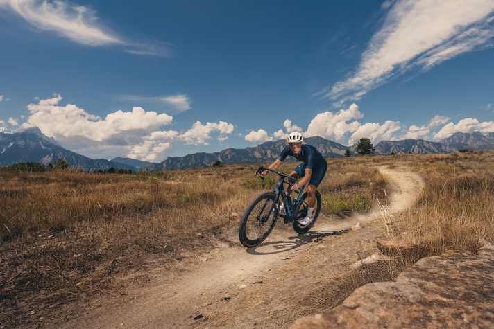 Das neue Gravelbike von Mondraker soll auch abseits befestigter Straßen eine gute Figur machen. Geometrie und Fahreigenschaften sind auf vielfältiges Terrain ausgelegt.