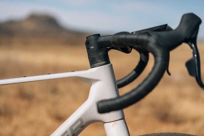 The integration of the cables with routing through the headset ensures a tidy look on the Mondraker gravel bike.