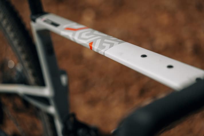 Design war den Entwicklern bei Mondraker besonders wichtig. Aber funktionell hat der aufwändig konstruierte Carbon-Rahmen des Gravelbikes Vorteile.