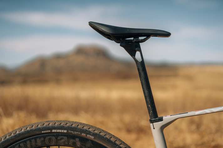 Grâce au concept Flex sur la structure arrière et la tige de selle du Mondraker Arid, les douleurs dans le dos et les fesses sont évitées.