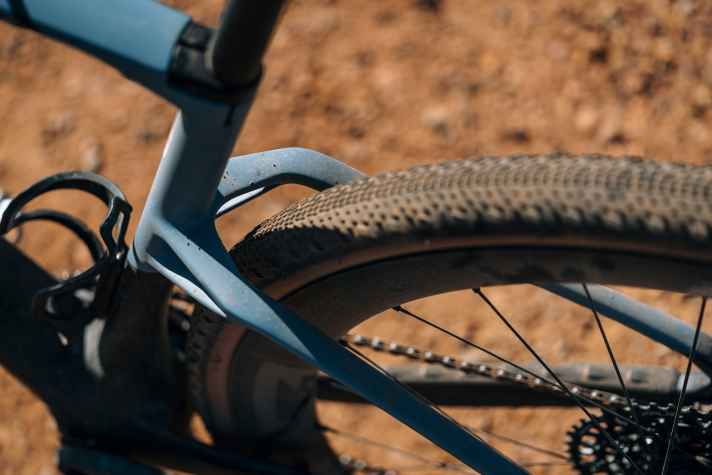 The carbon frame of the Mondraker Arid offers space for gravel tyres up to 50 millimetres wide.