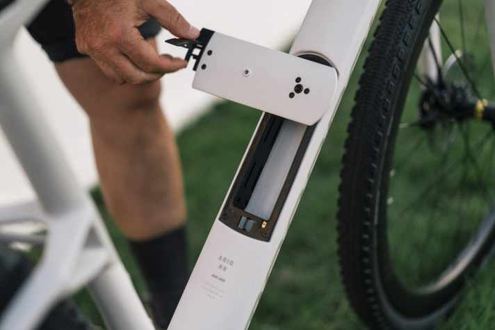 The storage compartment in the down tube of the Mondraker Arid can be opened by 90 degrees and is completely waterproof.