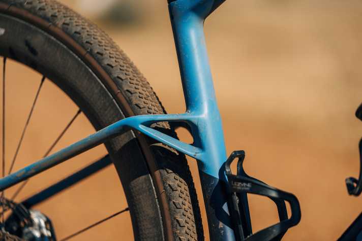 Die auffälligen Sitzstreben des Mondraker Arid sind nicht nur ein optischer Hingucker. Ein spezielles Carbon-Layup soll eine Extraportion Flex und damit Komfort bieten.