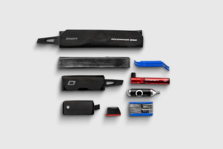 Dank dreier Taschen hat am Mondraker Gravelbike alles seinen aufgeräumten Platz im Staufach.