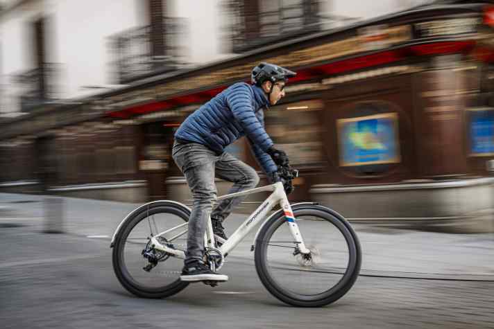 Thanks to its flat bar concept with mudguards and lights, the Mondraker Dusty X is a stylish e-bike for commuting.