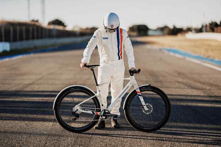 The design of the strictly limited Mondraker Dusty X E-gravel bike with flat bar is based on the legendary racing suits of the Gulf Racing team.