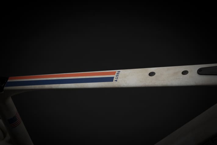 Racing stripes are known to make you faster. The Gulf-look ones especially so. A bag can be screwed onto the top tube of the Mondraker gravel bike.