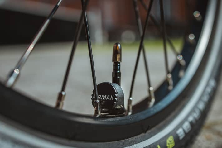 The Airmax from Schwalbe checks the pressure and sounds the alarm if a flat tyre is imminent. | pd-f