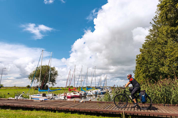 Ein bisschen wie Mecklenburg-Vorpommern vor 30 Jahren: Viel Wasser, Moore, Felder, Alleen und Mischwälder prägen die Landschaft in der Woiwodschaft Ermland-Masuren