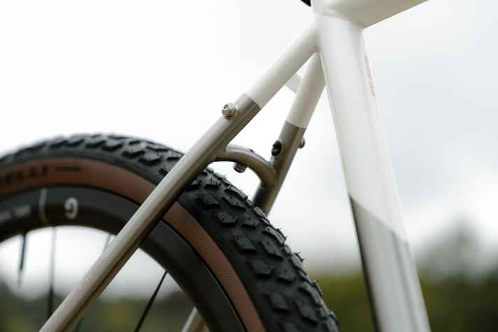 Mudguards and pannier rack can be fitted to the bike. The tyre clearance extends to 50 millimetres, with 650B wheels even 54 millimetre wide tyres fit.