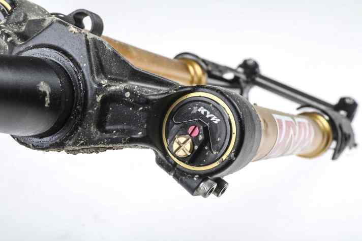 An unusual design: on KYB shock absorbers, the rebound damping is adjusted at the top.