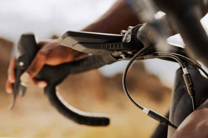 Der aerodynamische Lenkerhalter von Coros ist im Lieferumfang. Wer aber schon einen Garmin-Halter hat, kann das Dura Navi auch dort aufstecken.