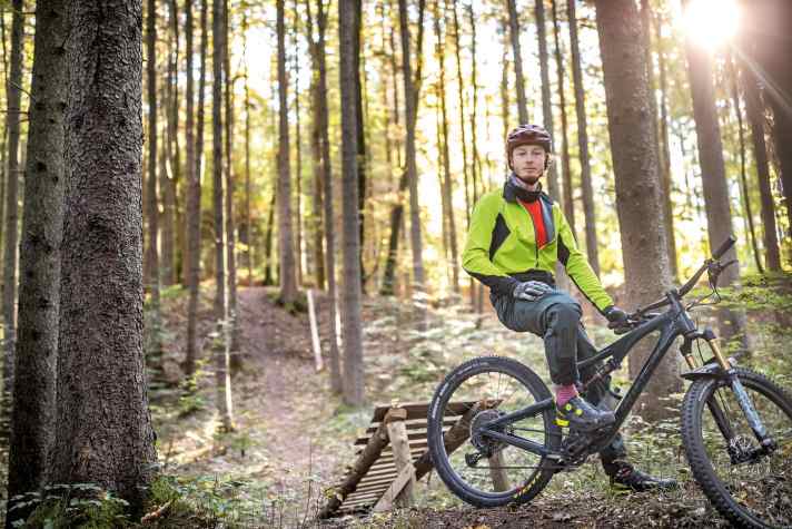 Biken im Herbst: Mit der richtigen Ausstattung macht es garantiert noch mehr Spaß.