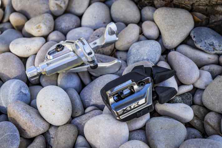 Funk vs. Seilzug: Trotz Elektronik hat sich Shimano bemüht der neuen XTR-Schaltung eine ansprechende Haptik zu verleihen.