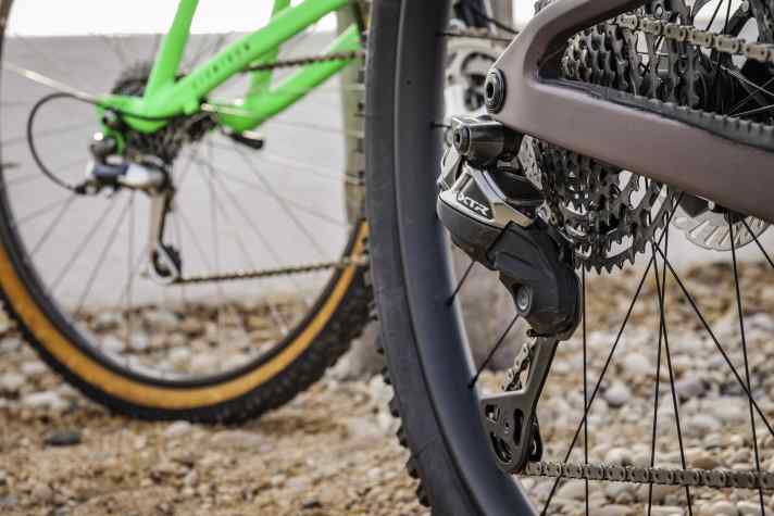 Bye bye cable sling: The Shimano XTR Di2 M9200 2025 is the first Shimano drivetrain that changes gears without a cable.