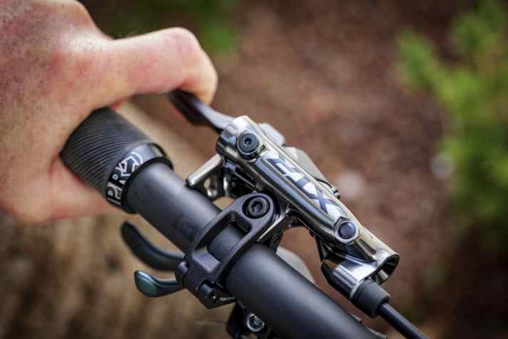 The levers of the new Shimano XTR disc brakes come with improved ergonomics. The pressure point can now be moved closer to the handlebars.