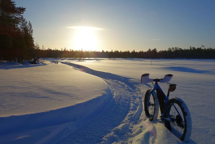 Clearly recognisable in the photo: The handlebar cuffs, which keep the strongest wind away from your hands and allow you to wear normal, not too fat winter gloves.
