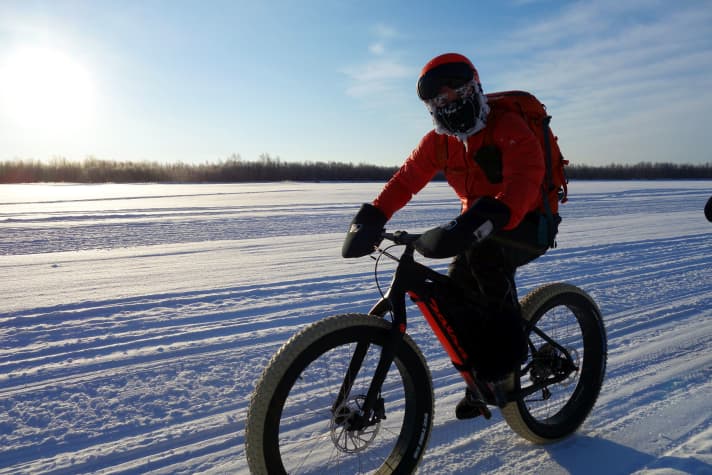 Dick eingemummelt und das Tempo exakt austariert, das ist das Geheimnis eines perfekten Winter-Mountainbike-Erlebnisses.