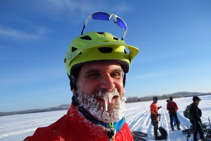 Die Kälte in Finnlands Norden lässt alles erstarren. Mit einem guten Klamotten-Management bleit man als Biker dennoch schön warm.