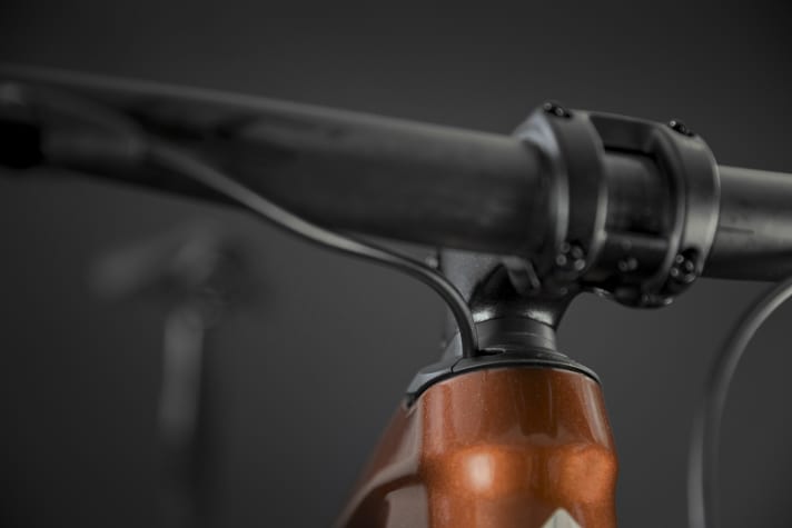 Right on trend: On the new cross-country hardtail from Merida, the cables run through the headset into the inside of the frame.