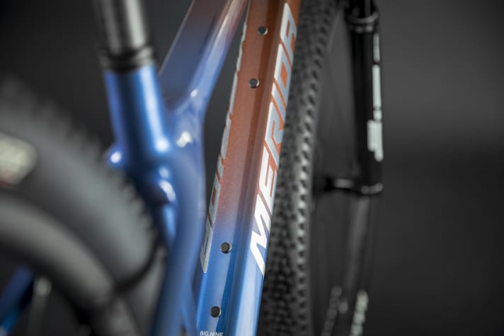 There is space for two bottle cages on the down tube of the new carbon hardtail from Merida.