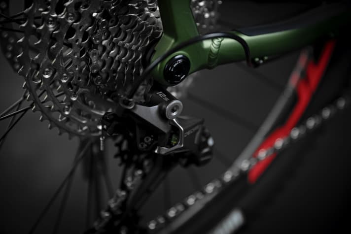Ein universelles Schaltauge wie den Sram Universal Derailleur Hanger bekommt man in jedem Bikeshop.