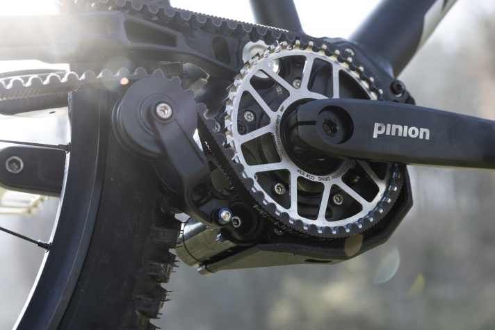 Instead of a chainring and chain, the power is transmitted via a carbon belt and a pulley. The belt tensioner is well protected behind the bottom bracket.