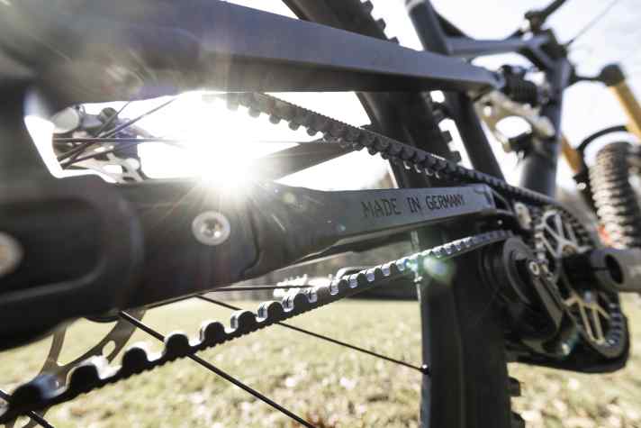 No rear derailleur, no chain, but a gearbox on the bottom bracket and a carbon belt. That's what GPI stands for at Nicolai.