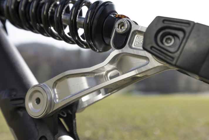 The spring travel can be set to 162 or 175 millimetres using the flip chip on the shock mount.