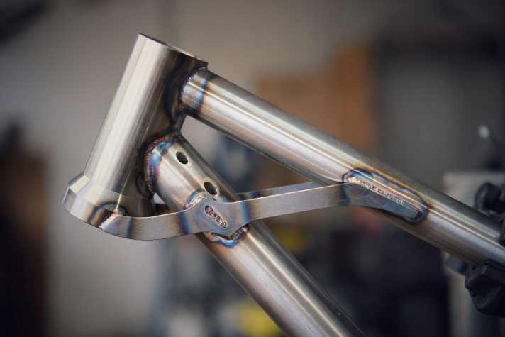 The eye-catching Gusset is the trademark of the new Zoceli Rutina. Internally routed cables are not a matter of course on a steel frame.