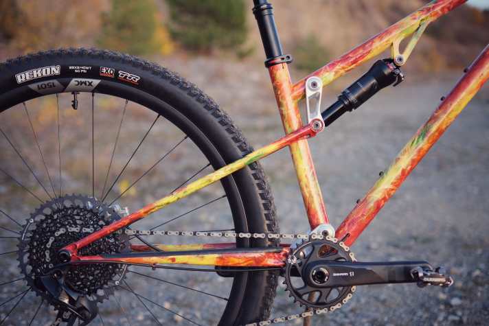 The rear suspension system of the Zoceli Rutina is a single-pivot with flex pivot.