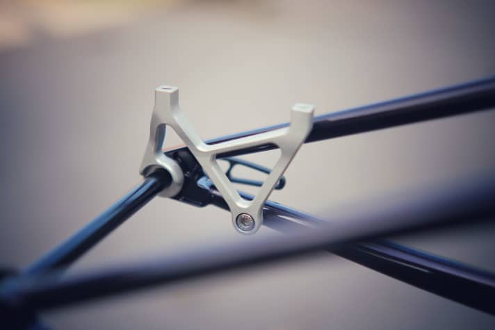 The rear brake calliper finds its way to the steel frame of the Zoceli Rutina by means of a post-mount milled part.