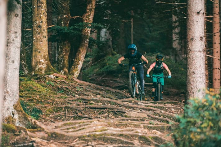 Zwei Generationen, eine Leidenschaft. Ines hat den Aufstieg des Enduro-Sports mitgeprägt. Leni wird erleben, wie er sich weiterentwickelt.