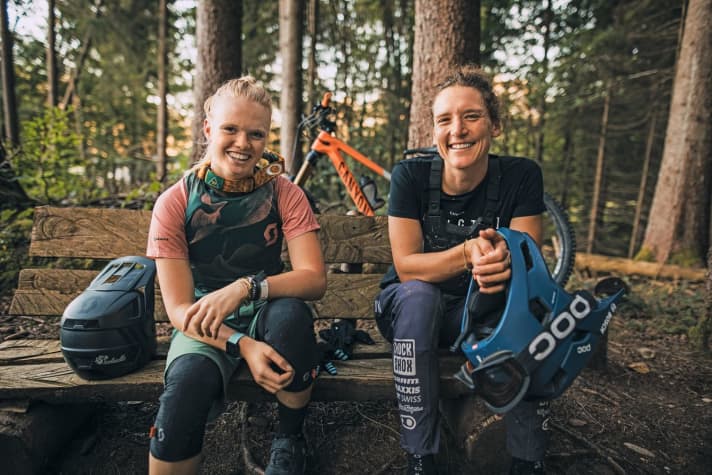 Deutschlands jüngste Enduro-Weltcup-Fahrerin Leni Eller (links) und Deutschlands erste Enduro-Meisterin Ines Thoma (rechts) im Austausch über Ihre Leidenschaft zum Enduro-Sport