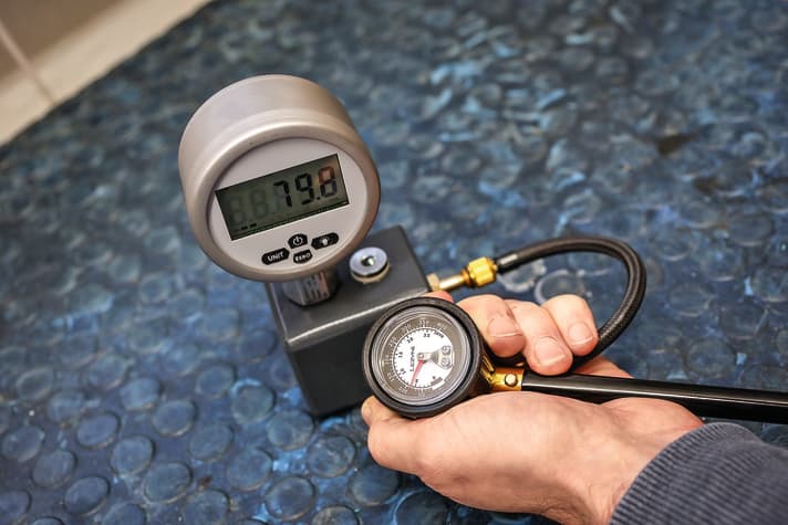 Mit einem Prüfzylinder in Luftkammergröße haben wir die Genauigkeit der Pumpen gemessen