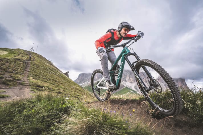 What holds its own on the toughest trails in the world is also suitable for XXL bikers: 38-millimetre forks like this Rockshox ZEB are particularly stiff.